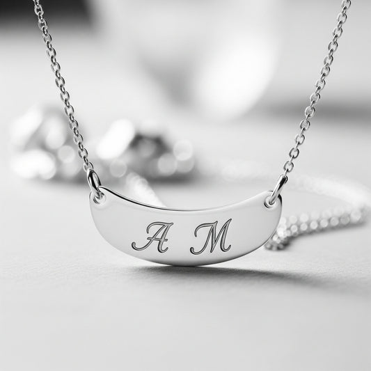 Elegante primer plano de un collar de plata personalizado con iniciales grabadas. Joyería de plata personalizada de LuzDePlata, un regalo romántico y significativo.
